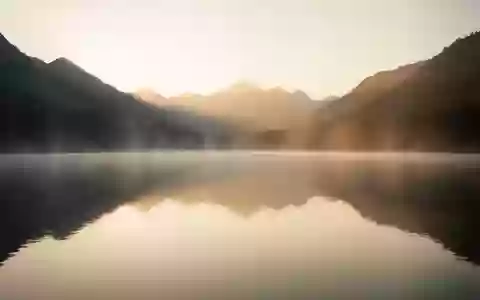 Ein ruhiger Bergsee im morgendlichen Licht als Symbol für innere Ausgeglichenheit und physiologische Ruhe. - Foto: über boerse-global.de