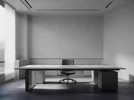 Ein minimalistisches, leeres Büro mit klaren architektonischen Linien und natürlichem Lichteinfall. - Foto: über boerse-global.de