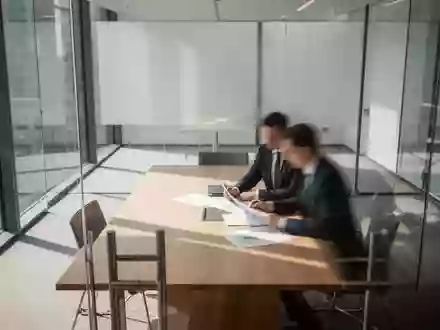 Ein Geschäftsmann bei der Durchsicht von Finanzunterlagen in einem modernen, hellen Konferenzraum. - Foto: über boerse-global.de