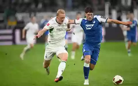 Im Duell der beiden Bundesliga-Tabellenletzten lieferten sich Borussia Mönchengladbach und die TSG Hoffenheim eine umkämpfte Partie.  - Foto: Fabian Strauch/dpa
