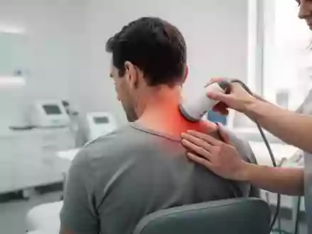 Ein Patient erhält eine physiotherapeutische Behandlung im Bereich des Trapezmuskels in einer modernen Arztpraxis. - Foto: über boerse-global.de