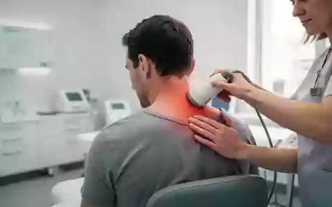 Ein Patient erhält eine physiotherapeutische Behandlung im Bereich des Trapezmuskels in einer modernen Arztpraxis. - Foto: über boerse-global.de