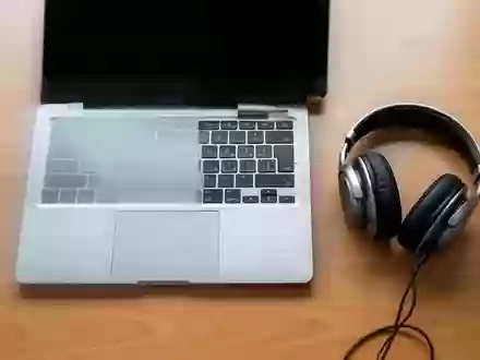 Symbolic image: laptop and headphones on a desk - Foto: über boerse-global.de