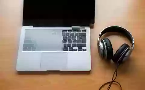 Symbolic image: laptop and headphones on a desk - Foto: über boerse-global.de