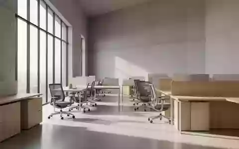 Ein minimalistisches, modernes Büro mit leeren Arbeitsplätzen und natürlichem Lichteinfall. - Foto: über boerse-global.de
