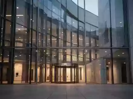 Moderne Fassade eines Bankgebäudes aus Glas und Stein in der Dämmerung. - Foto: über boerse-global.de