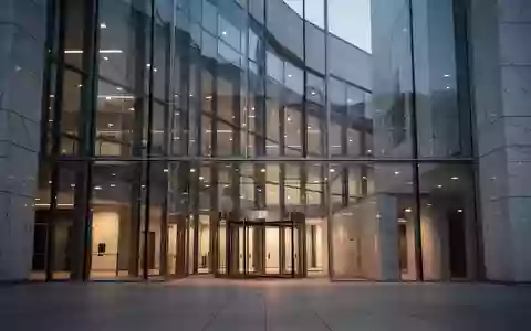 Moderne Fassade eines Bankgebäudes aus Glas und Stein in der Dämmerung. - Foto: über boerse-global.de