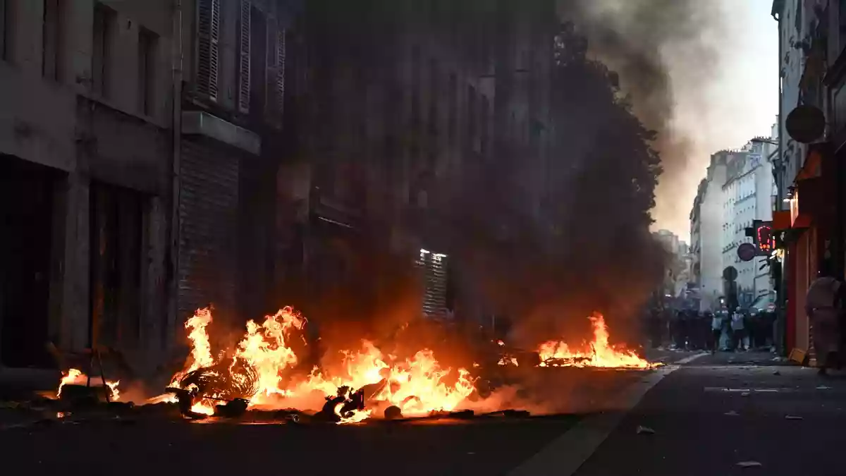 Erneut kommt es in Paris zu Zusammenstößen zwischen Randalierern und der Polizei. - Bild: Emma Da Silva/AP/dpa