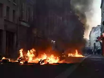 Erneut kommt es in Paris zu Zusammenstößen zwischen Randalierern und der Polizei. - Foto: Emma Da Silva/AP/dpa