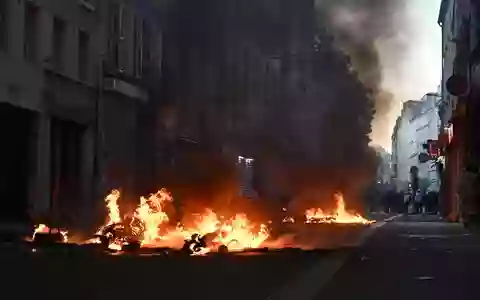Erneut kommt es in Paris zu Zusammenstößen zwischen Randalierern und der Polizei. - Foto: Emma Da Silva/AP/dpa