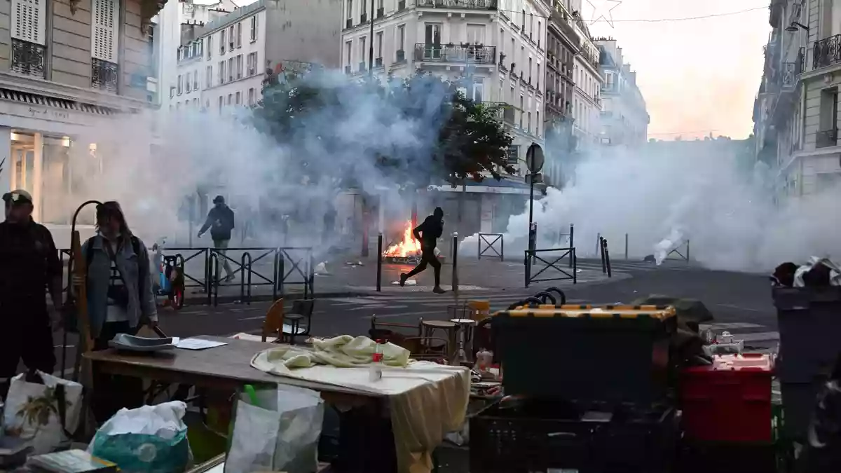 Wieder setzt die Polizei in Paris Tränengas ein. - Bild: Emma Da Silva/AP/dpa