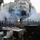 Wieder setzt die Polizei in Paris Tränengas ein. - Bild: Emma Da Silva/AP/dpa