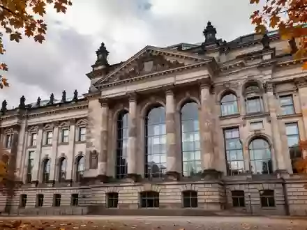 Fassade eines historischen Regierungsgebäudes in Berlin bei bewölktem Himmel. - Foto: über boerse-global.de