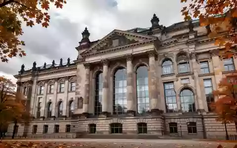 Fassade eines historischen Regierungsgebäudes in Berlin bei bewölktem Himmel. - Foto: über boerse-global.de