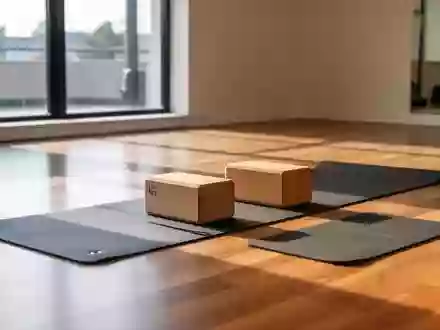 Zwei Yoga-Blöcke auf einer Sportmatte in einem hellen, minimalistischen Trainingsraum. - Foto: über boerse-global.de