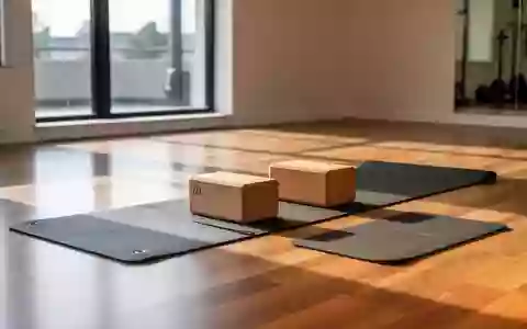 Zwei Yoga-Blöcke auf einer Sportmatte in einem hellen, minimalistischen Trainingsraum. - Foto: über boerse-global.de