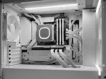Innenraum eines modernen, minimalistischen Computergehäuses mit sauberem, weißem Design und Fokus auf technischer Präzision. - Foto: über boerse-global.de