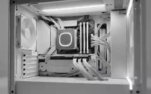 Innenraum eines modernen, minimalistischen Computergehäuses mit sauberem, weißem Design und Fokus auf technischer Präzision. - Foto: über boerse-global.de