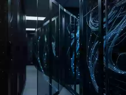 Dunkler Serverraum mit metallischen Schränken und blauer Beleuchtung als Symbol für Cybersicherheit und Dateninfrastruktur. - Foto: über boerse-global.de