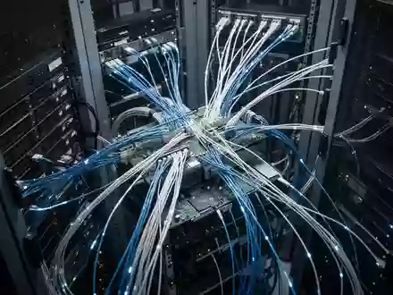 Moderne Serverinfrastruktur mit leuchtenden Glasfaserkabeln in einem Rechenzentrum. - Foto: über boerse-global.de