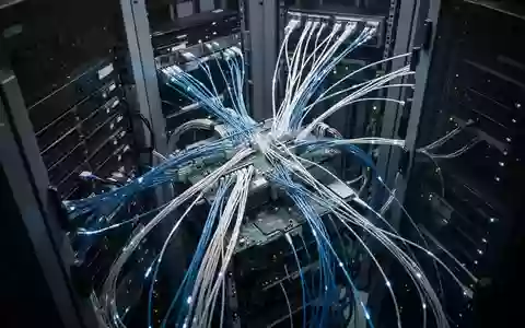 Moderne Serverinfrastruktur mit leuchtenden Glasfaserkabeln in einem Rechenzentrum. - Foto: über boerse-global.de