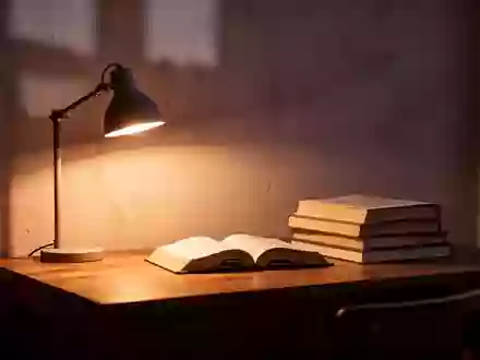 Ein ruhiger, minimalistischer Arbeitsbereich mit einem Schreibtisch, Büchern und warmem Licht, das eine nachdenkliche Atmosphäre schafft. - Foto: über boerse-global.de