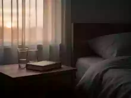 Ein ruhiges, minimalistisch eingerichtetes Schlafzimmer im sanften Morgenlicht, das eine Atmosphäre der Erholung vermittelt. - Foto: über boerse-global.de
