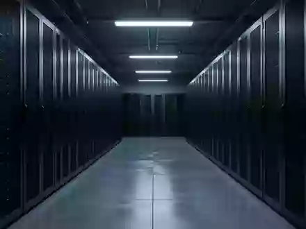 Ein leerer Serverraum mit dunklen, metallischen Serverschränken in einer kühlen, industriellen Umgebung. - Foto: über boerse-global.de