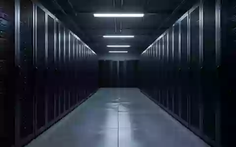 Ein leerer Serverraum mit dunklen, metallischen Serverschränken in einer kühlen, industriellen Umgebung. - Foto: über boerse-global.de
