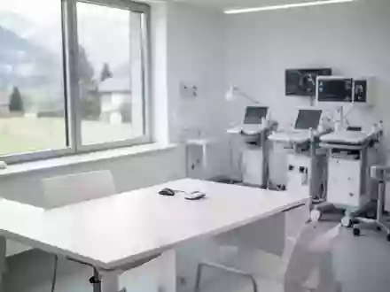 Ein minimalistischer, heller medizinischer Beratungsraum in einer Klinik, der eine ruhige Umgebung für die Fernberatung darstellt. - Foto: über boerse-global.de