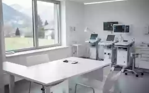 Ein minimalistischer, heller medizinischer Beratungsraum in einer Klinik, der eine ruhige Umgebung für die Fernberatung darstellt. - Foto: über boerse-global.de