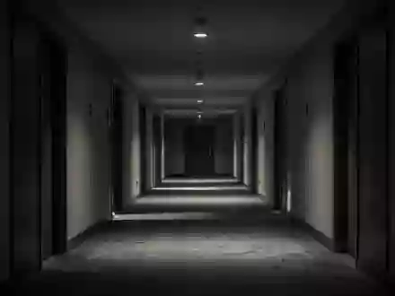 Ein leerer, schattiger Hotelkorridor mit geschlossenen Zimmertüren in gedimmtem Licht. - Foto: über boerse-global.de