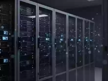 Abstrakte Darstellung einer hochmodernen Serverinfrastruktur mit dezenten Lichtakzenten in einem dunklen Raum. - Foto: über boerse-global.de