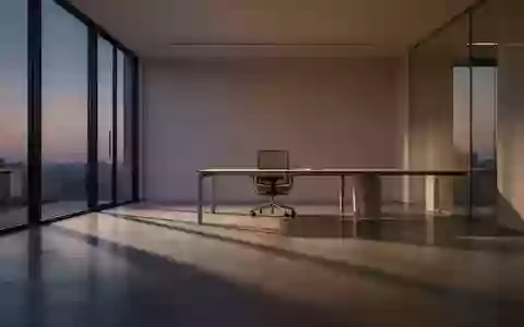 Ein leerer, minimalistischer Büroraum mit langen Schatten auf dem Boden und einem einzelnen leeren Stuhl an einem Schreibtisch. - Foto: über boerse-global.de