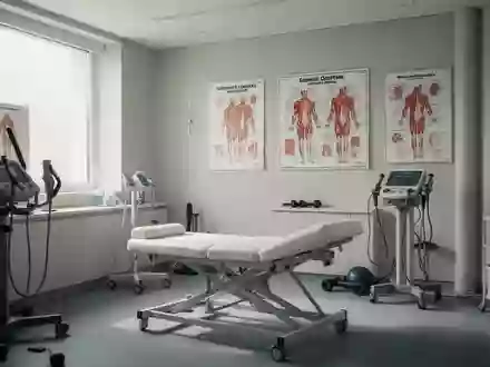 Ein steriler, minimalistischer Therapieraum in einer Sportmedizin-Praxis mit professioneller Ausstattung. - Foto: über boerse-global.de