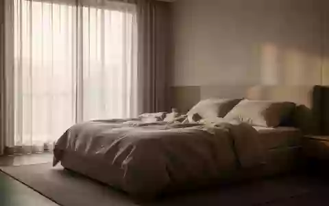 Ein minimalistisch eingerichtetes, ruhiges Schlafzimmer bei Tagesanbruch mit ungemachtem Bett und neutraler Bettwäsche. - Foto: über boerse-global.de