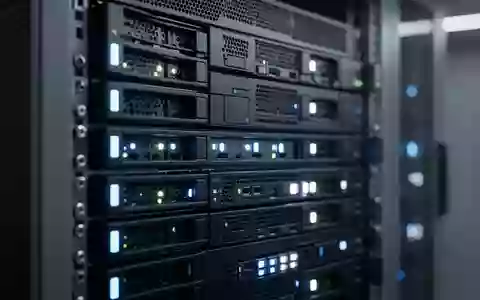 Nahaufnahme einer modernen Server-Infrastruktur mit blinkenden Statusleuchten in einem dunklen Raum. - Foto: über boerse-global.de