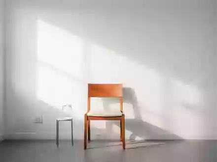 Ein minimalistisch eingerichtetes, helles Behandlungszimmer in einer Arztpraxis mit einfallendem Morgenlicht. - Foto: über boerse-global.de