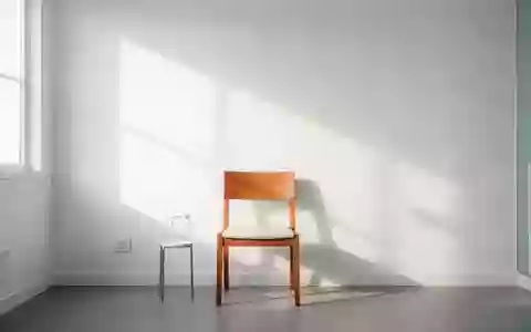 Ein minimalistisch eingerichtetes, helles Behandlungszimmer in einer Arztpraxis mit einfallendem Morgenlicht. - Foto: über boerse-global.de