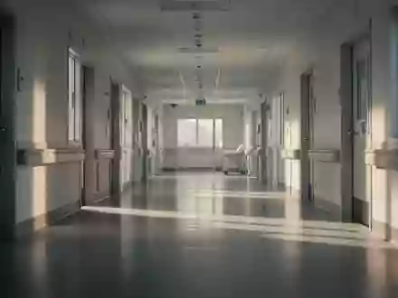 Ein heller, moderner Krankenhausflur mit natürlichem Lichteinfall und minimalistischer Architektur. - Foto: über boerse-global.de