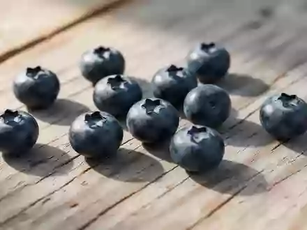 Frische Blaubeeren auf einer rustikalen Holzoberfläche - Foto: über boerse-global.de