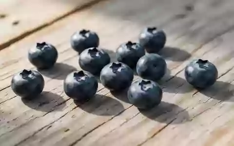 Frische Blaubeeren auf einer rustikalen Holzoberfläche - Foto: über boerse-global.de