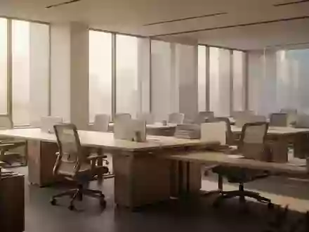 Ein minimalistisches, modernes Büro mit leeren Schreibtischen und natürlichem Lichteinfall. - Foto: über boerse-global.de