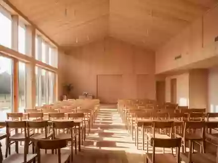 Ein heller, leerer Veranstaltungsraum mit ordentlich aufgestellten Stühlen in einer modernen Festhalle. - Foto: über boerse-global.de