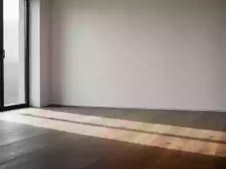 Ein minimalistischer, lichtdurchfluteter Raum mit neutralen Farben und klaren Linien, der eine ruhige und sachliche Atmosphäre vermittelt. - Foto: über boerse-global.de
