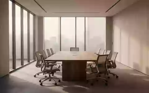 Ein leerer, modern gestalteter Besprechungsraum mit einem großen Holztisch und Stühlen in hellem Tageslicht. - Foto: über boerse-global.de