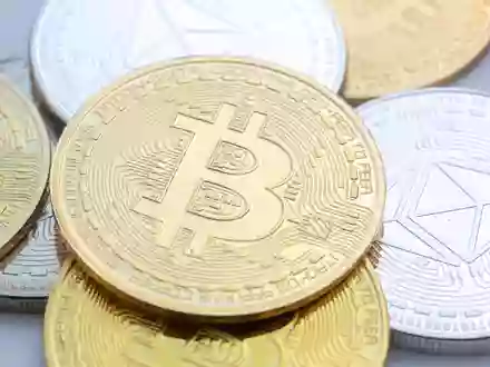 Die Kurse von Kryptowerten wie Bitcoin und Ethereum schwanken stark, Kritiker warnen vor Spekulationsblasen. Doch das Interesse ist groß. (Symbolbild) - Foto: Fernando Gutierrez-Juarez/dpa