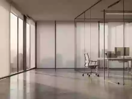Ein minimalistisch gestaltetes, modernes Büro mit großen Fensterfronten und natürlichem Lichteinfall. - Foto: über boerse-global.de
