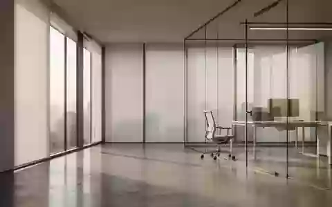 Ein minimalistisch gestaltetes, modernes Büro mit großen Fensterfronten und natürlichem Lichteinfall. - Foto: über boerse-global.de