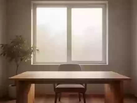 Ein minimalistisch eingerichteter, heller Arbeitsplatz mit einem aufgeräumten Schreibtisch vor einem Fenster. - Foto: über boerse-global.de